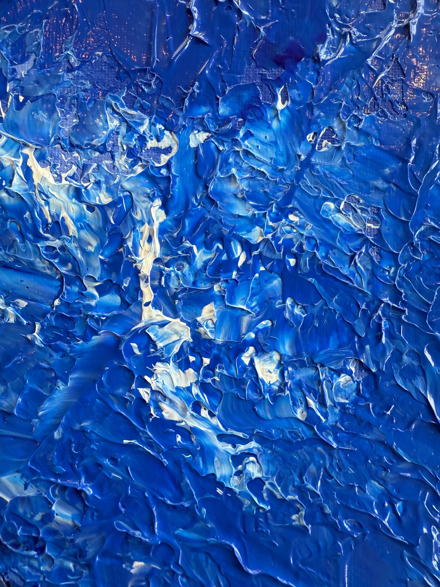 Abstraktes Acrylgemälde in intensiven Kobaltblau- und Weißtönen mit ausgeprägter Textur und sichtbaren Schichten, Detailaufnahme der strukturierten Oberfläche von COBALT CURRENTS, moderner Wandkunst für Interior Design