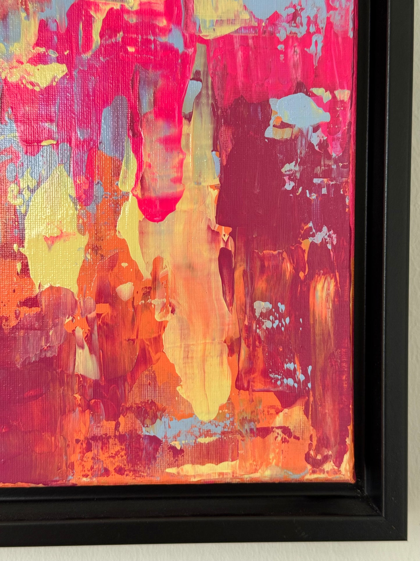 Strukturdetail des abstrakten Gemäldes „EVOLVING“, mehrschichtige Acrylfarbe in Pink, Blau und Gelb auf Leinwand