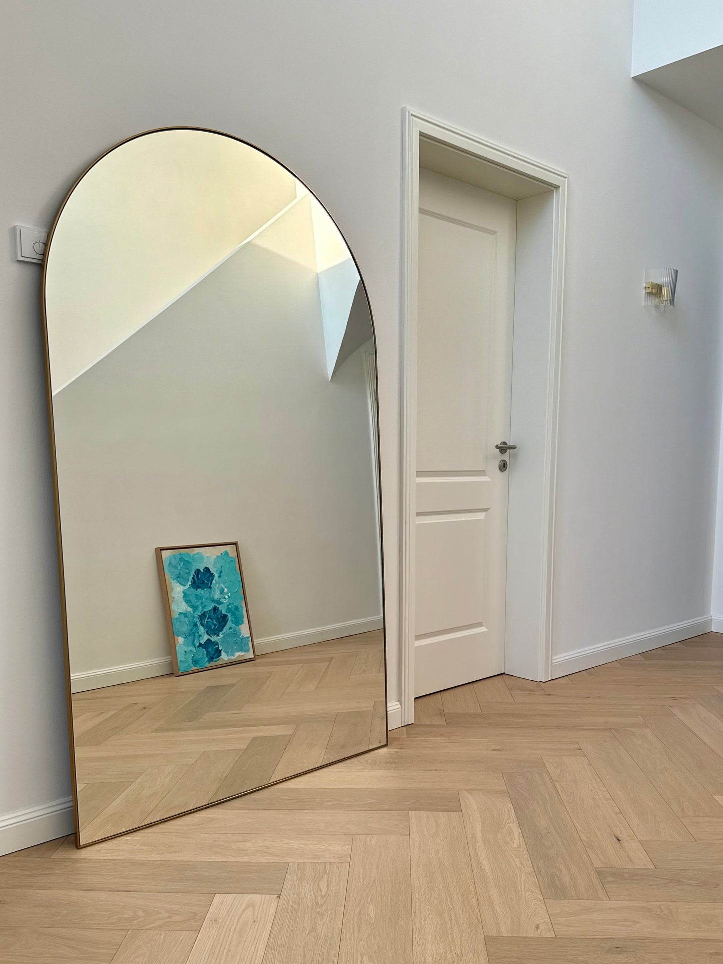 Florales abstraktes Kunstwerk in hellen Blautönen in minimalistischem Interior, Wandkunst mit ruhiger, klarer Ausstrahlung