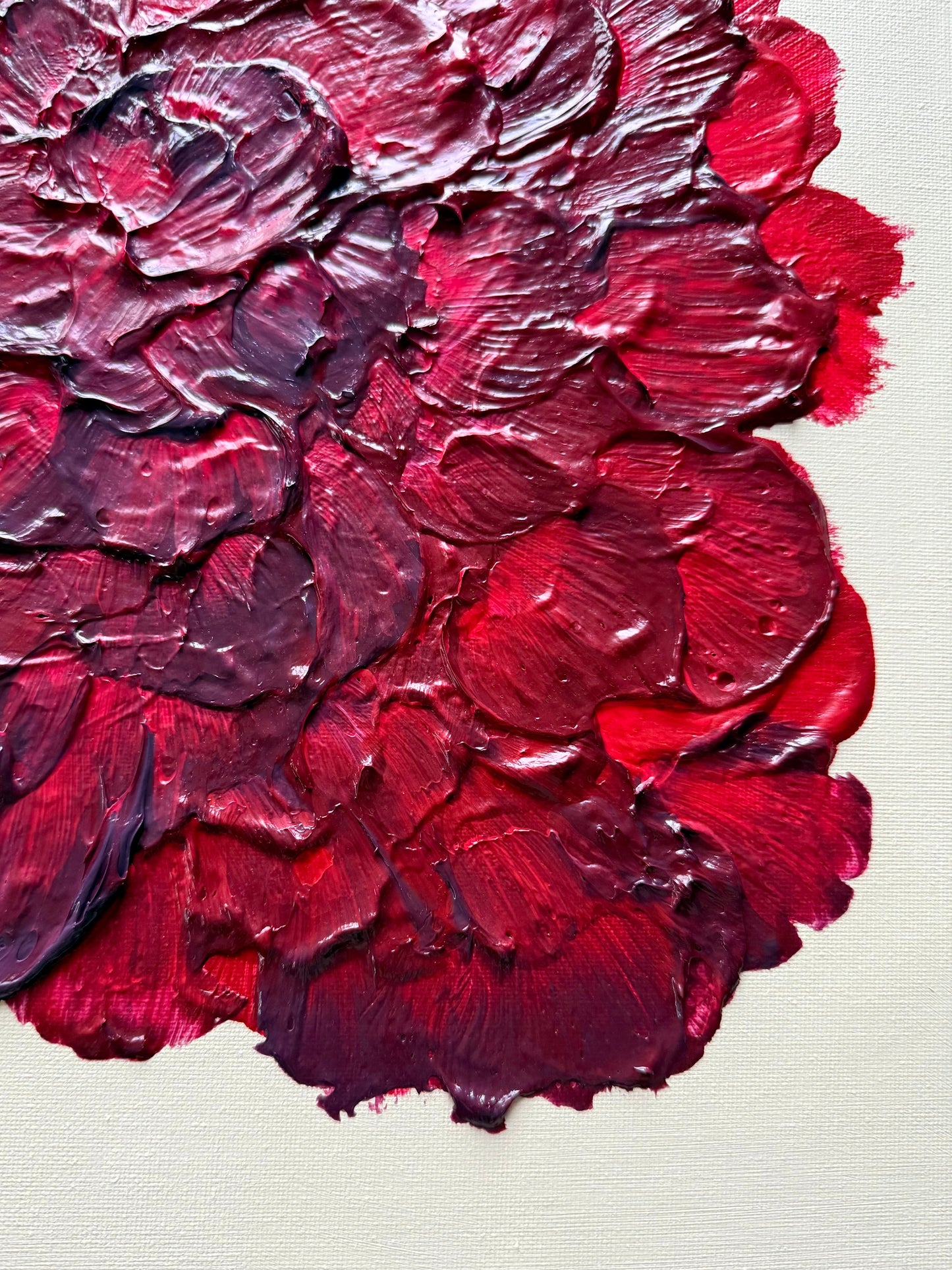 Abstrakte florale Textur in Burgunder und Dunkelrot mit sichtbaren Farbschichten und plastischer Oberfläche