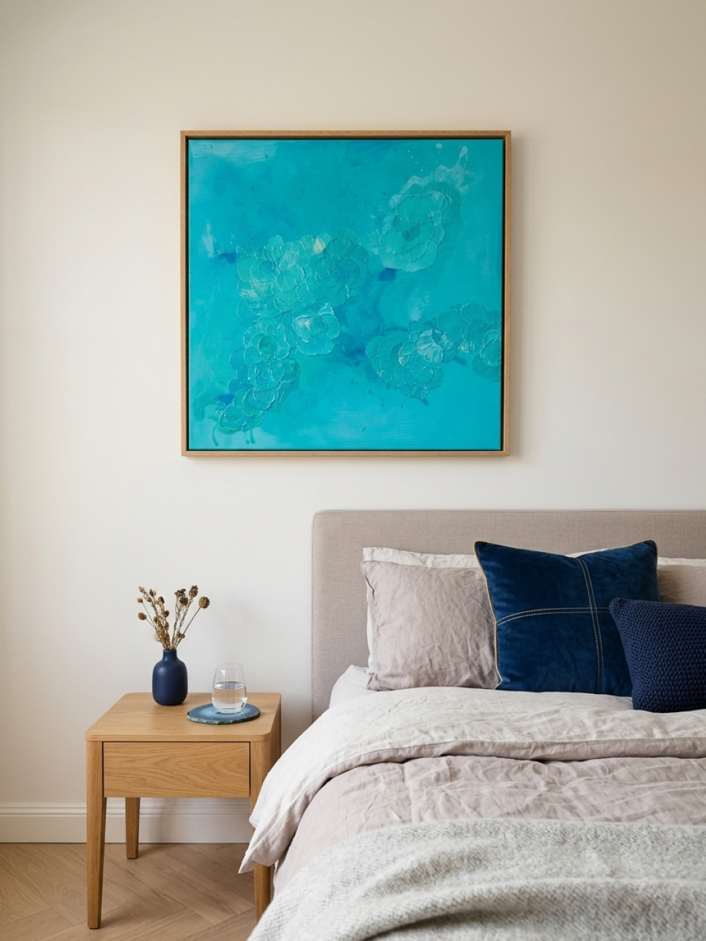 FLORALS #12 als modernes Acrylbild im Schlafzimmer, abstrakte florale Wandkunst in Türkis über einem Bett inszeniert, zur Visualisierung der Wirkung im Raum und als Interior Inspiration