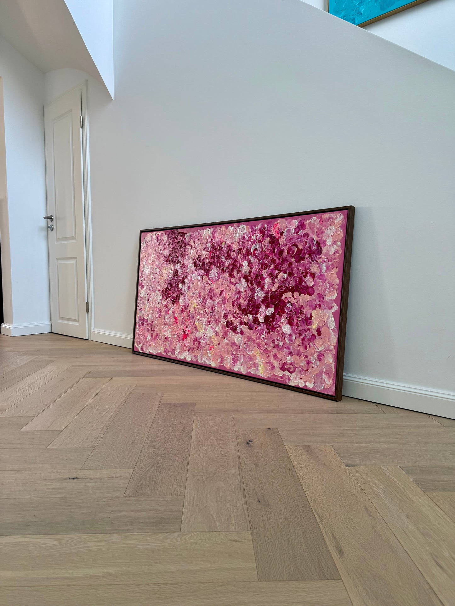 FLORALS #15 von Sophia Toschka, großes abstrakt-florales Acrylbild in Rosa, Pink, Bordeaux, Creme und irisierendem Weiß, 150x80 cm mit sichtbarer Textur und dunkelbraunem Schattenfugenrahmen im modernen minimalistischen Wohnraum.