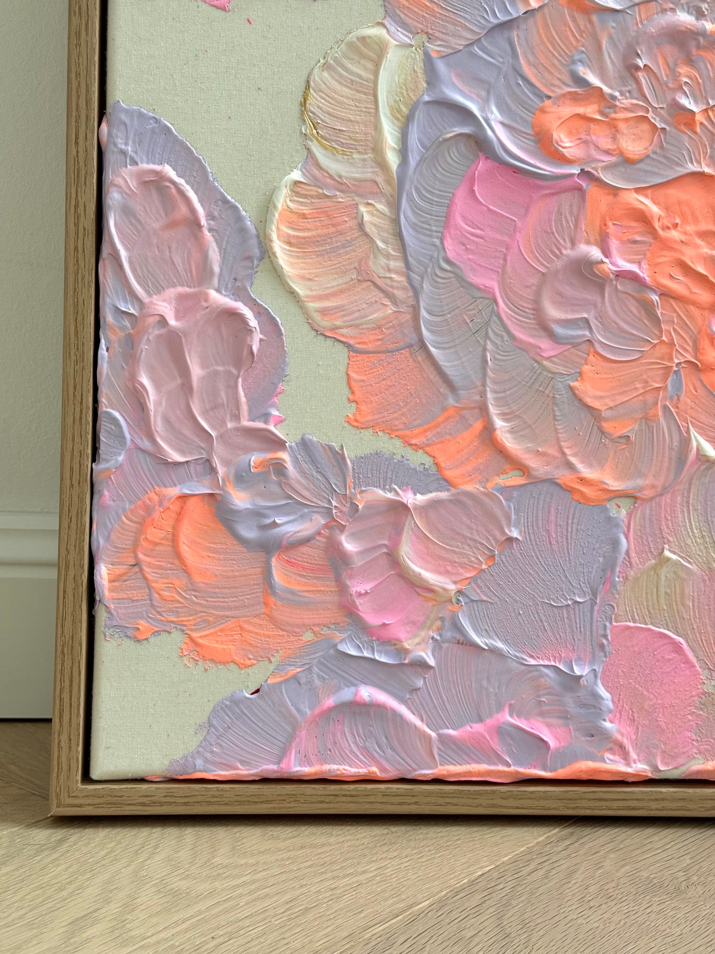 Florale Acrylformen mit weicher Meringue-Textur in Flieder, Rosa, Korallorange, Creme und Gold auf roher Leinwand.