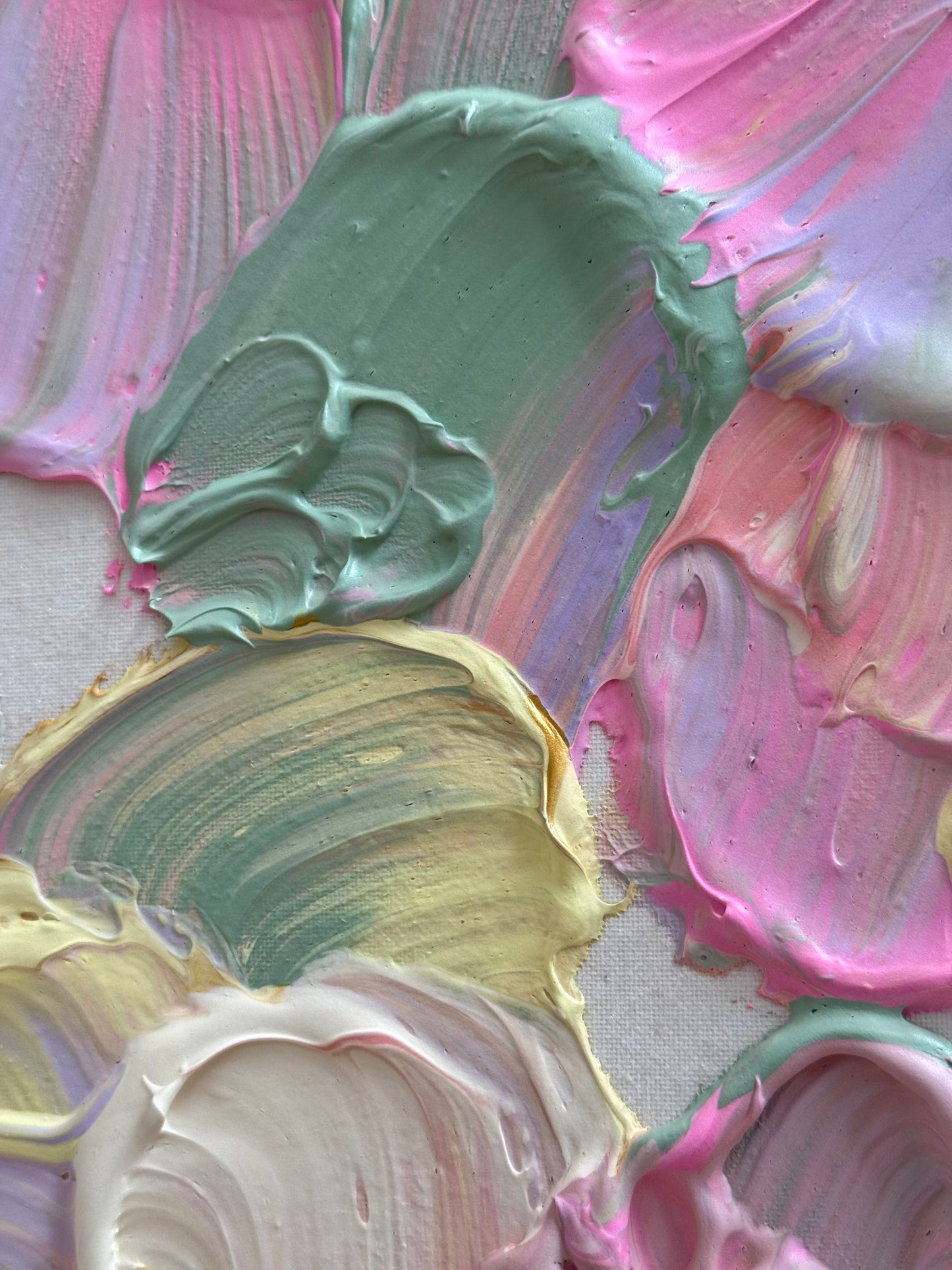 Detailaufnahme salbeifarbener Blüten von FLORALS #20 mit sichtbarer Leinwand, cremiger Acrylfarbe und zarter Strukturpaste.