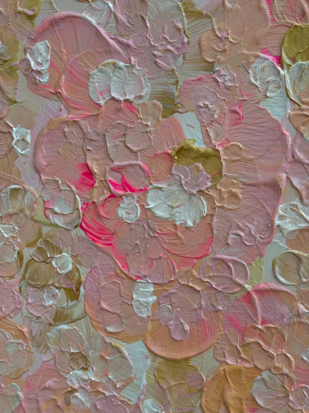 Frontale Detailansicht von FLORALS #23 mit dicht gesetzten abstrakten Blütenformen, sichtbaren Pinselspuren und mehrschichtiger Textur in Rosa, Apricot, Beige, Creme und leuchtendem Pink.