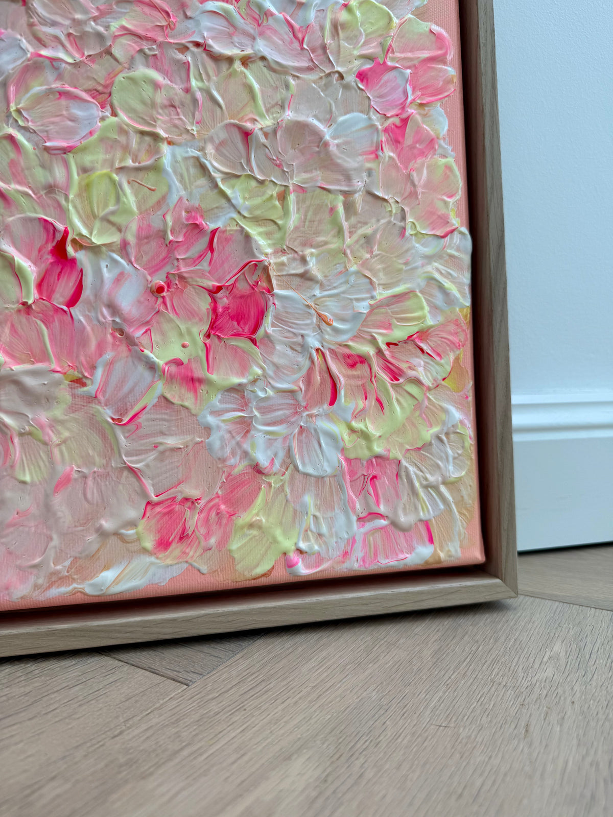 Untere rechte Ecke von FLORALS #26 mit cremeweißen, nudefarbenen und hellgelben Blütenformen, feinen pinken Akzenten und Schattenfugenrahmen aus Eiche Natur.