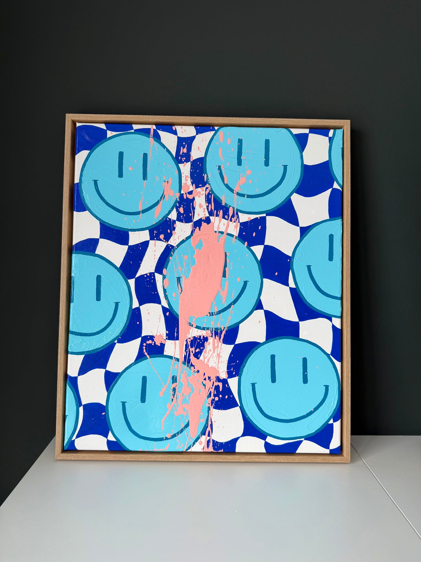 Smiley Motiv als zeitgenössische Wanddekoration für modernes Interior Design.