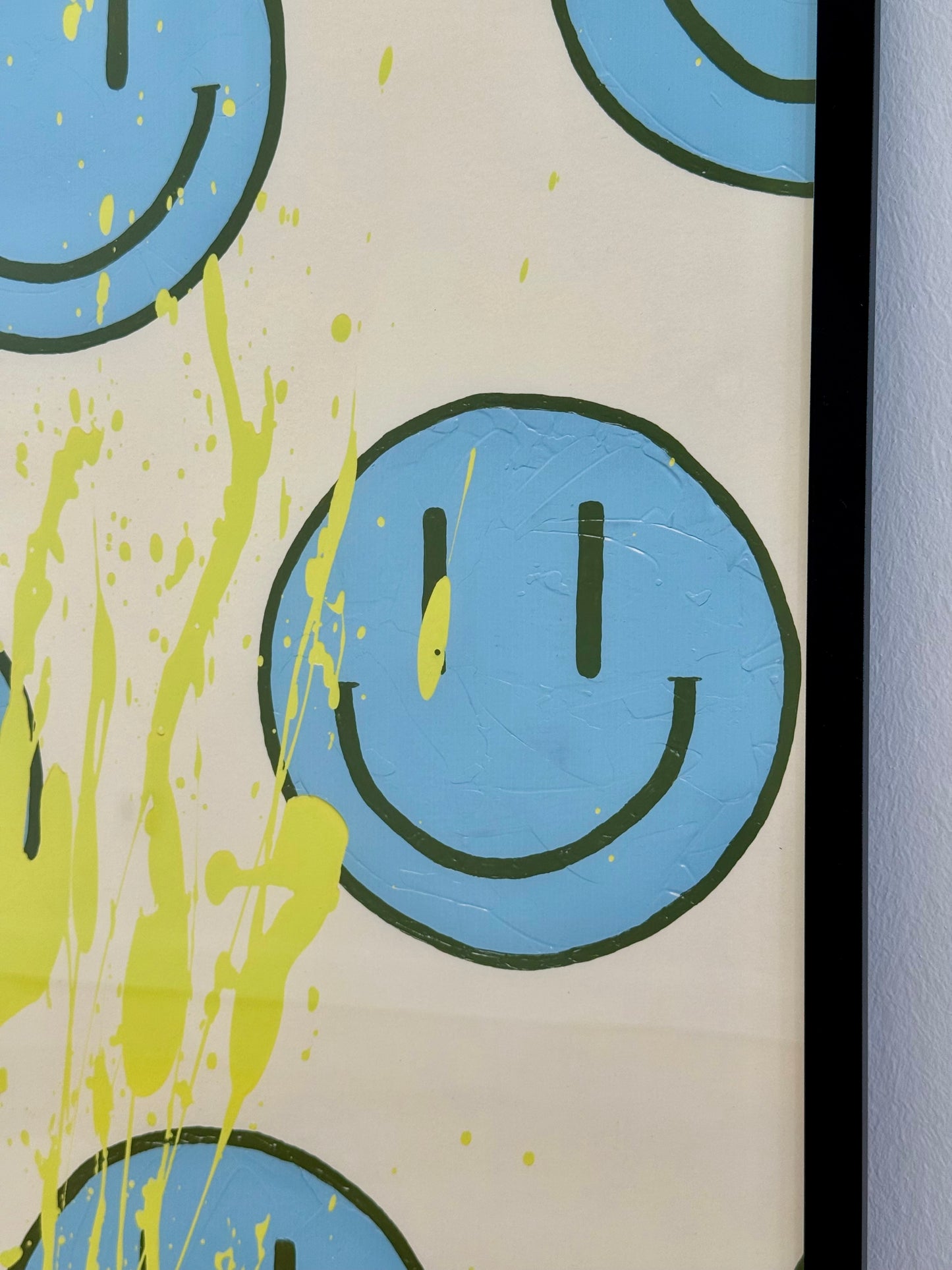 Nahaufnahme von HAPPY #21 mit hellblauen Happy-Faces, olivfarbenen Konturen, zitronengelber Farbe und den im Motiv sichtbaren Pinselspuren.