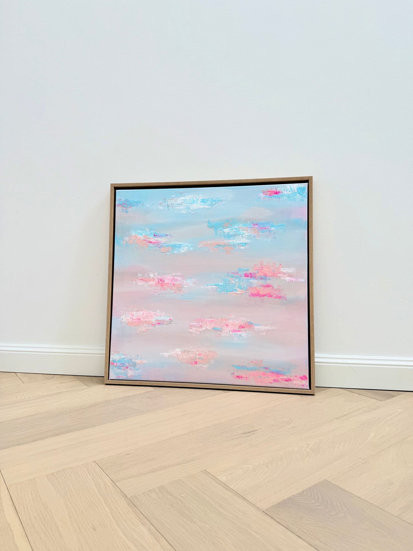 Pastell Kunstwerk für soft dopamine decor. Weiche Übergänge in Hellblau, Rosa, Apricot und Hellbeige im Hintergrund. Darauf akzentuierte texturierte Highlights in Hellblau, Apricot, Neonpink und offwhite.