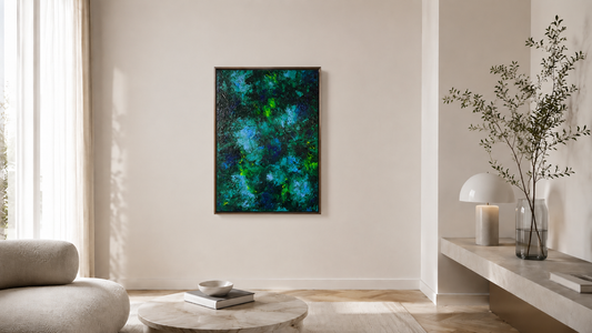 Abstraktes, strukturiertes Kunstwerk in Grün, Petrol und Blau mit dunkelbraunem Rahmen im Format 50 × 70 cm, inszeniert in einem hellen, modernen Wohnzimmer mit beiger Wand, cremefarbenem Sofa, rundem Couchtisch und minimalistischer Dekoration.