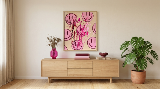 Moderne abstrakte Kunst in Rosa und Pink mit Smiley Motiven – florales Acrylbild als Wandbild im Wohnzimmer über Sideboard mit dekorativer Vase und Pflanzen
