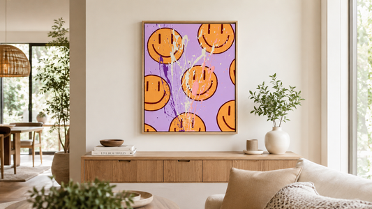 Bunte handgemalte Wandkunst mit Happy-Face Motiv als positiver Farbakzent für Wohnzimmer, Flur oder Homeoffice.