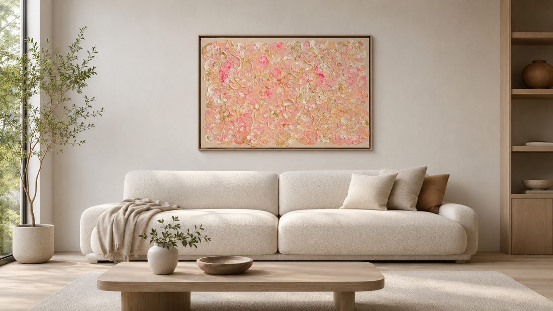 Grosses Wandbild FLORALS #21 im Format 120 × 80 cm über einem Sofa im modernen Wohnzimmer