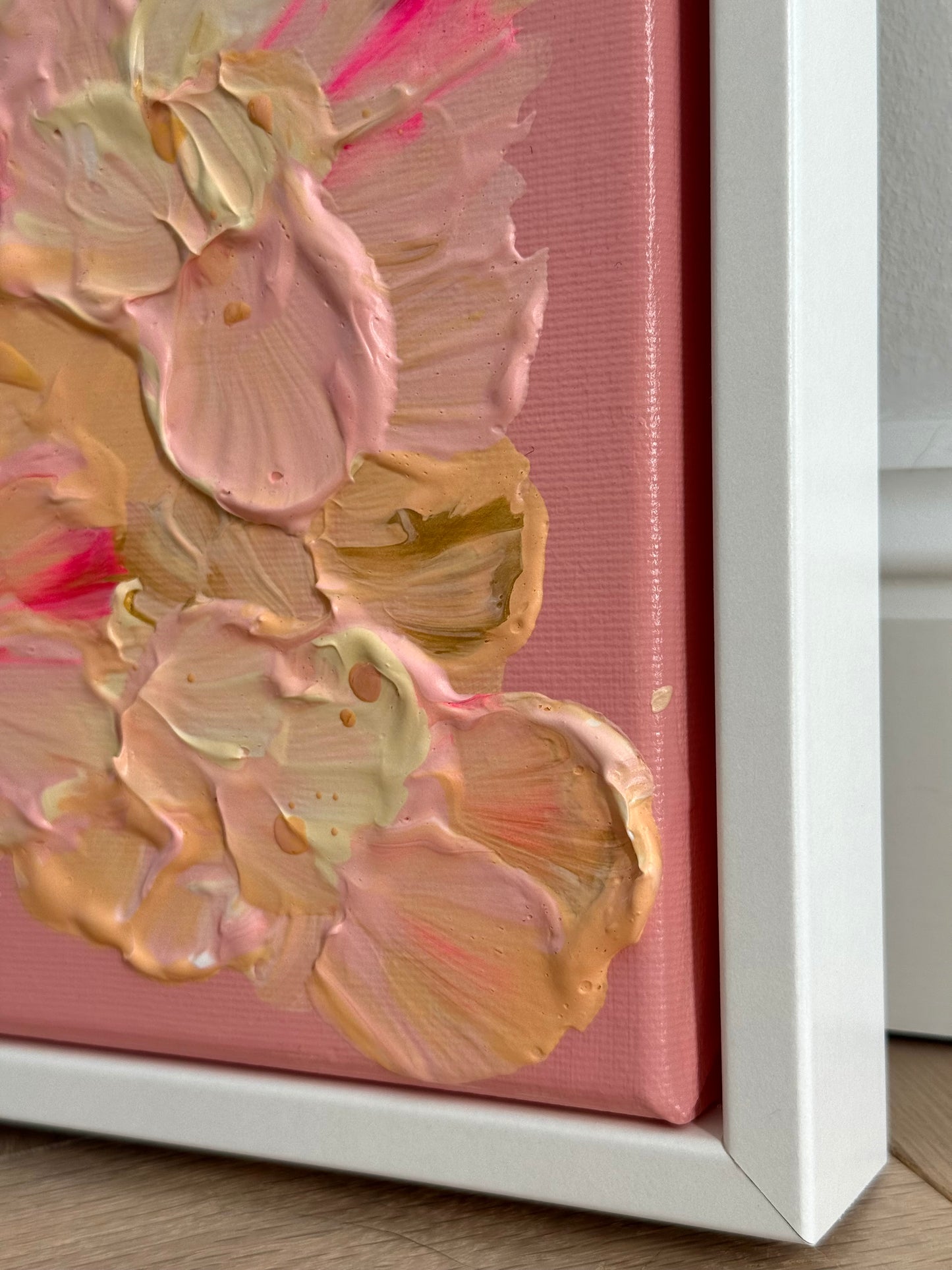 Detailansicht der rechten unteren Ecke von FLORALS #19 mit plastischer Acrylstruktur, pinken Highlights und goldenen Akzenten im weißen Rahmen.