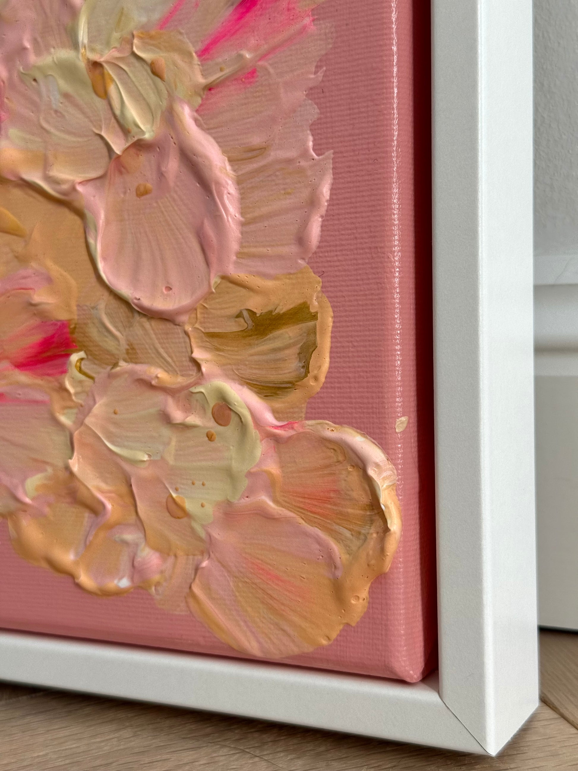 Detailansicht der rechten unteren Ecke von FLORALS #19 mit plastischer Acrylstruktur, pinken Highlights und goldenen Akzenten im weißen Rahmen.