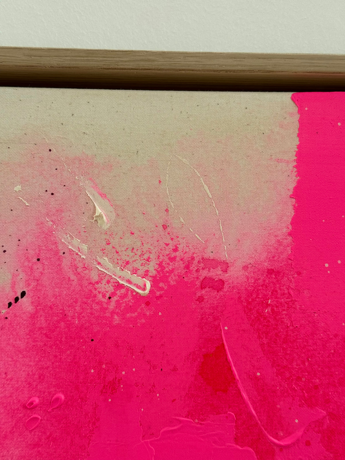 Neonpinke Farbpartie von A LATE SUMMER THOUGHT mit transparenten rosafarbenen Übergängen, erhabener Textur und oberem Schattenfugenrahmen aus Eiche Natur.