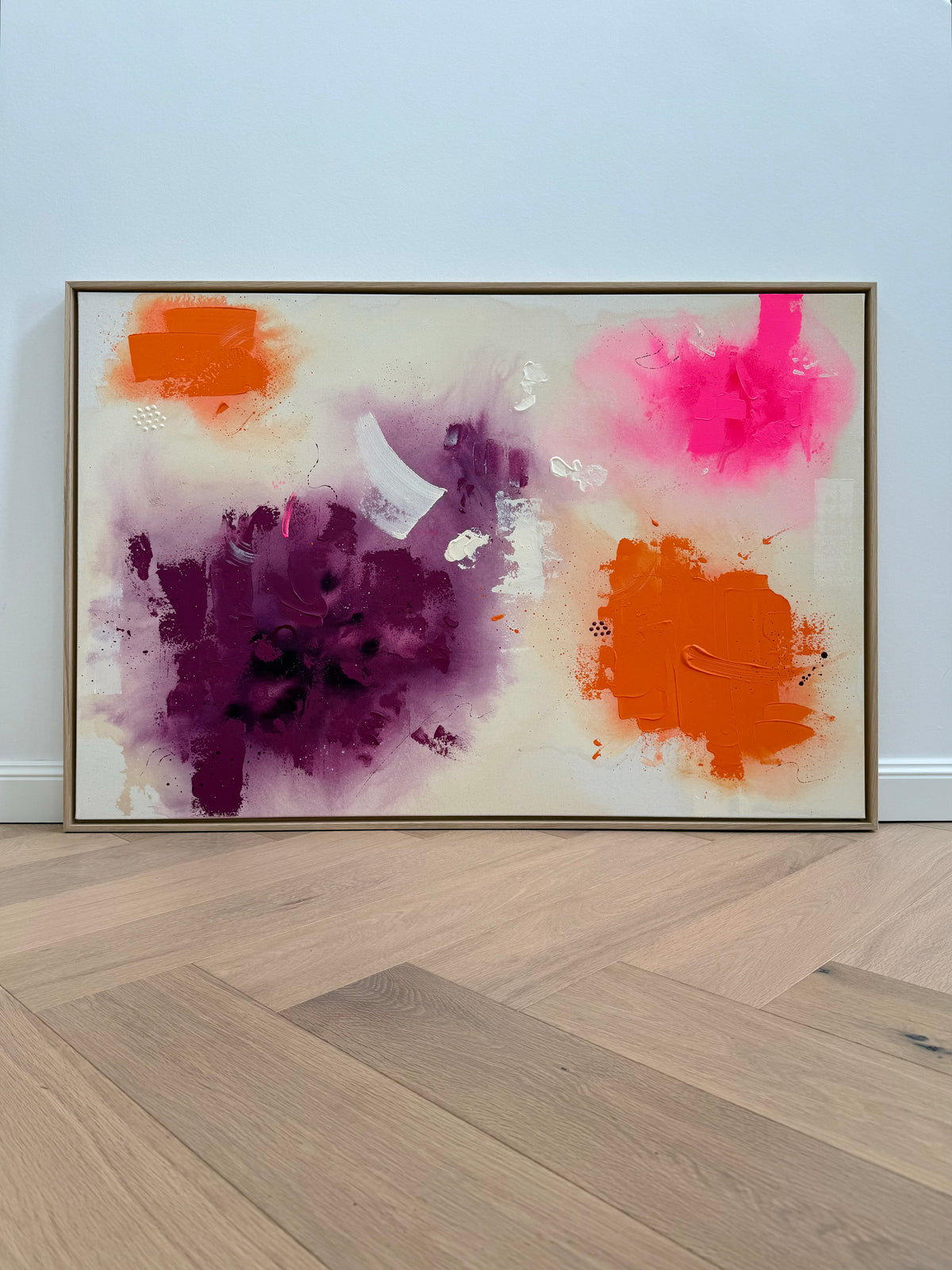 A LATE SUMMER THOUGHT, abstraktes Acrylbild in Orange, Malvenviolett und Neonpink auf roher Leinwand, 120 × 80 cm, im Schattenfugenrahmen aus Eiche Natur.
