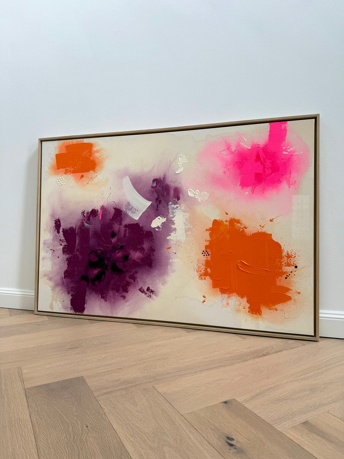 Gerahmtes Originalkunstwerk A LATE SUMMER THOUGHT im Querformat, seitlich fotografiert mit sichtbaren plastischen Farbaufträgen in Orange, Violett und Neonpink.