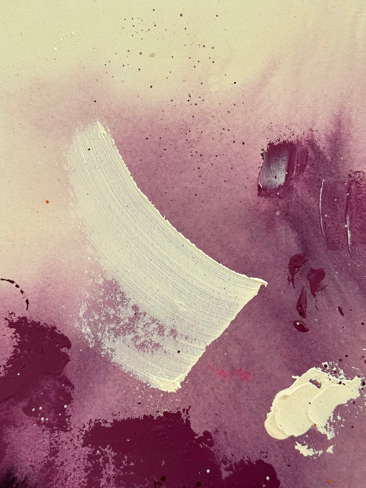 Geschwungener Pinselstrich in Offwhite über malvenvioletten Farbschichten, umgeben von cremefarbenen Strukturdetails im abstrakten Kunstwerk A LATE SUMMER THOUGHT.