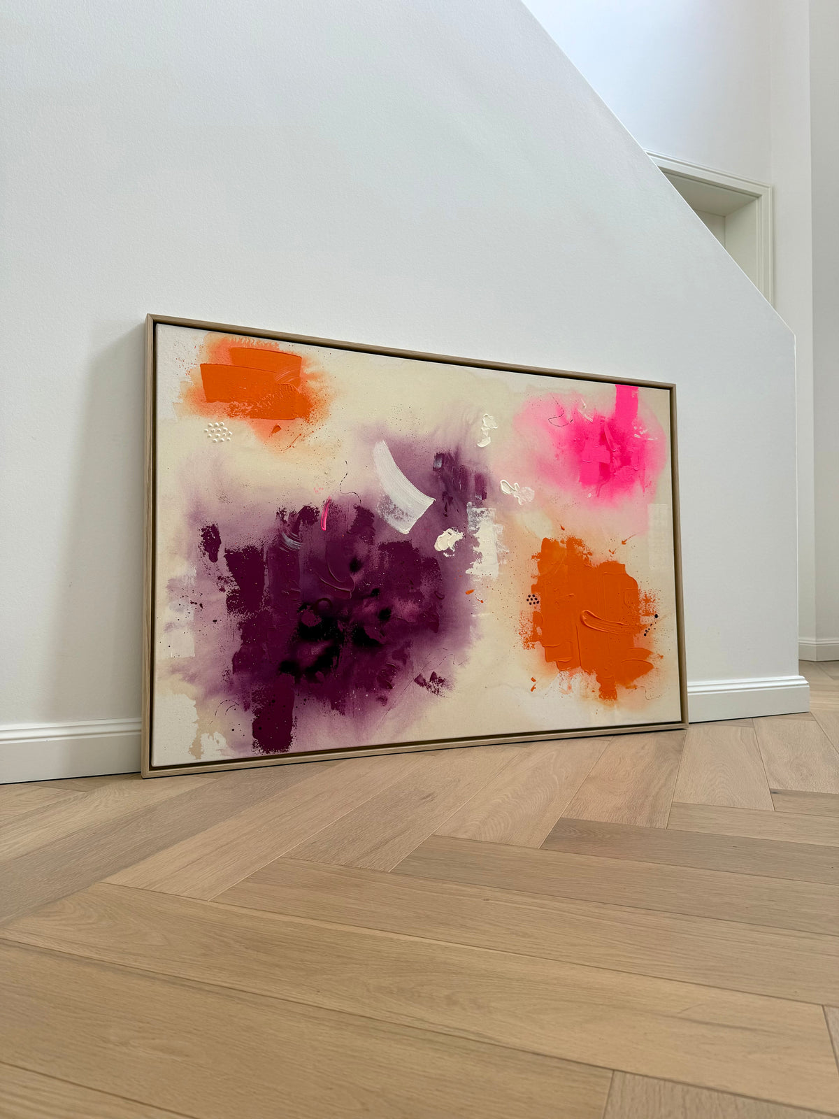 A LATE SUMMER THOUGHT an einer hellen Wand auf Holzboden, großformatiges abstraktes Kunstwerk mit offenen Leinwandpartien und kräftigen Farbakzenten.