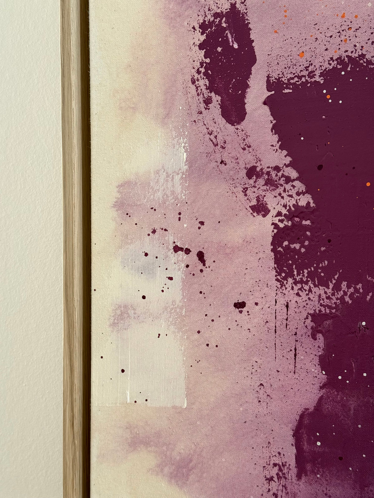 Linker Bildrand von A LATE SUMMER THOUGHT mit malvenvioletten Farbschichten, unregelmäßigen Kanten und feinen Sprenkeln neben dem hellen Eichenrahmen.