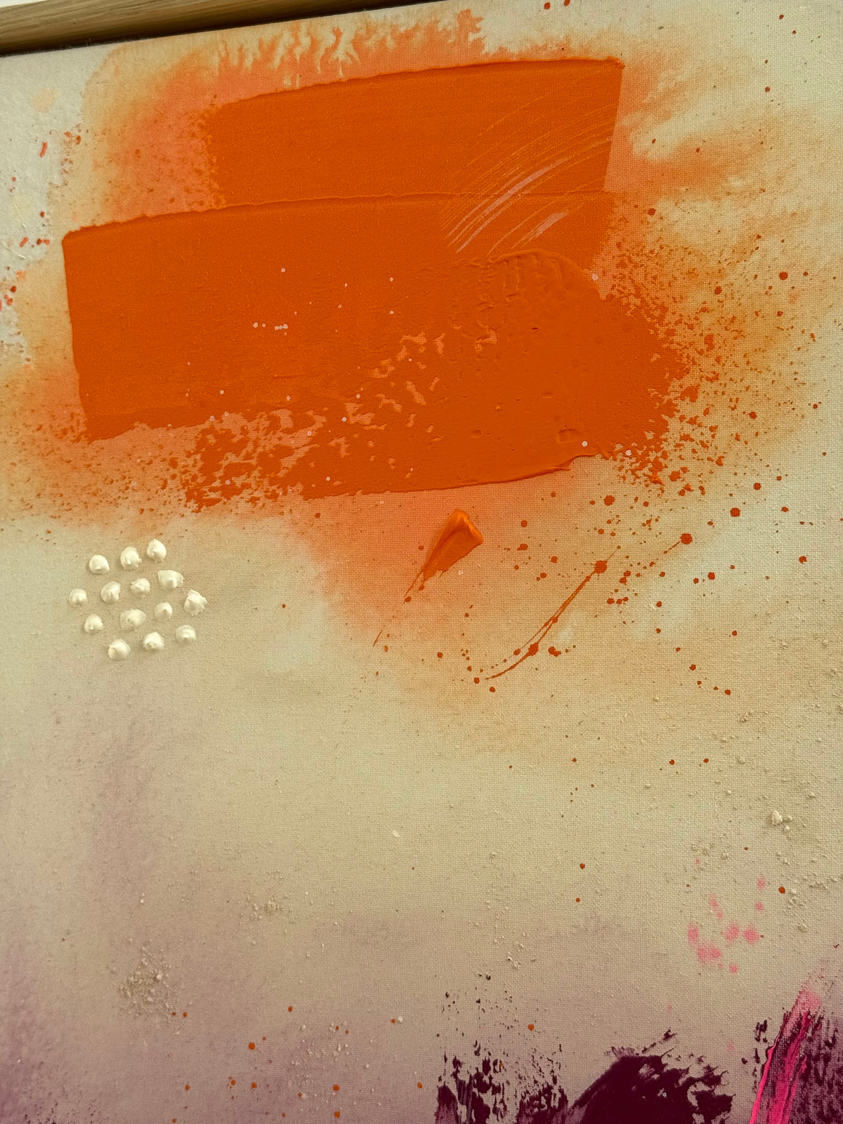 Nahaufnahme der orangefarbenen Fläche im oberen Bereich von A LATE SUMMER THOUGHT mit sichtbaren Spachtelspuren, feinen Farbspritzern und erhabenen cremefarbenen Punkten.