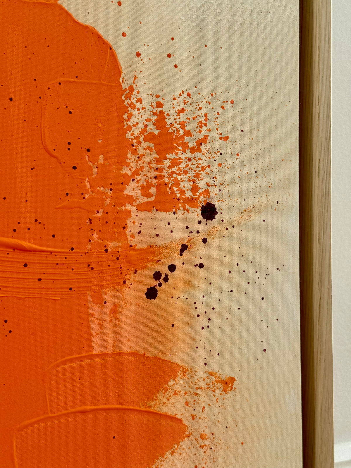 Detail von A LATE SUMMER THOUGHT mit orangefarbener Struktur, kleinen dunklen Farbpunkten und Sprenkeln am Übergang zur rohen Leinwand.