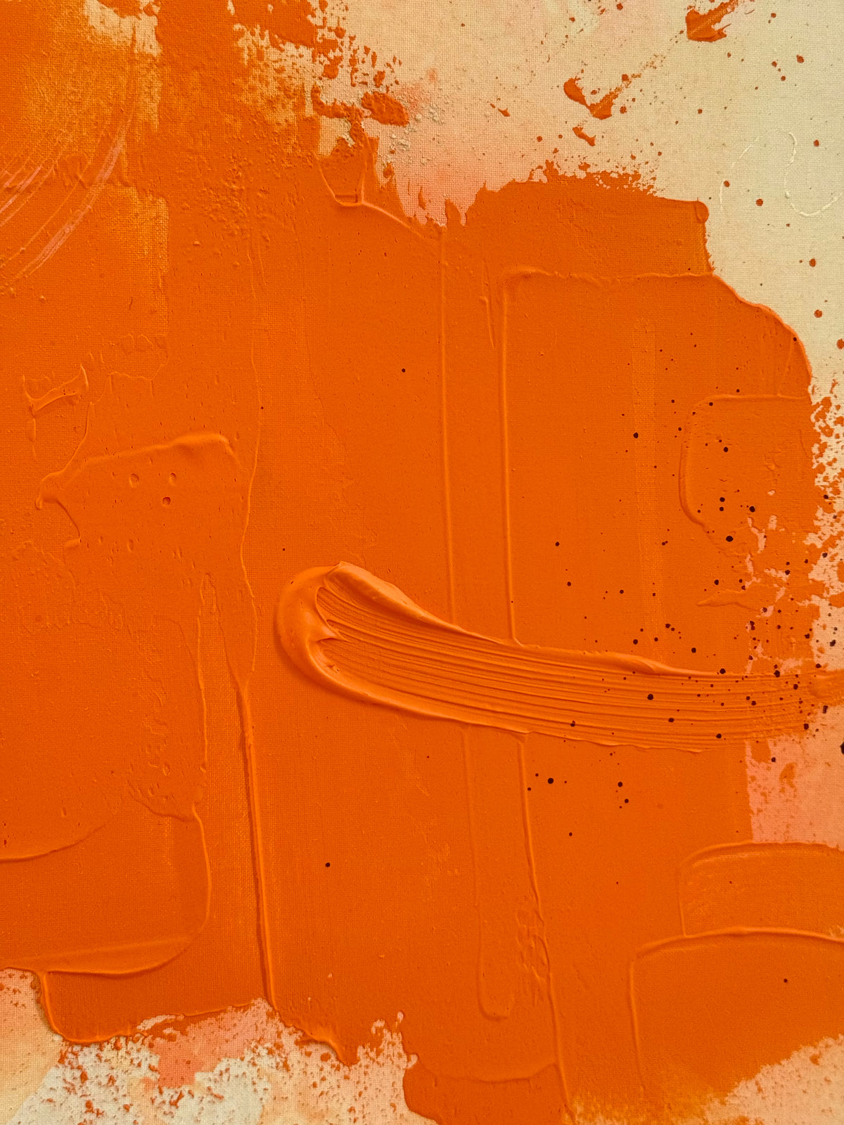 Plastischer orangefarbener Farbauftrag mit breiten Spachtelspuren und geschwungenen Erhebungen im abstrakten Acrylbild A LATE SUMMER THOUGHT.