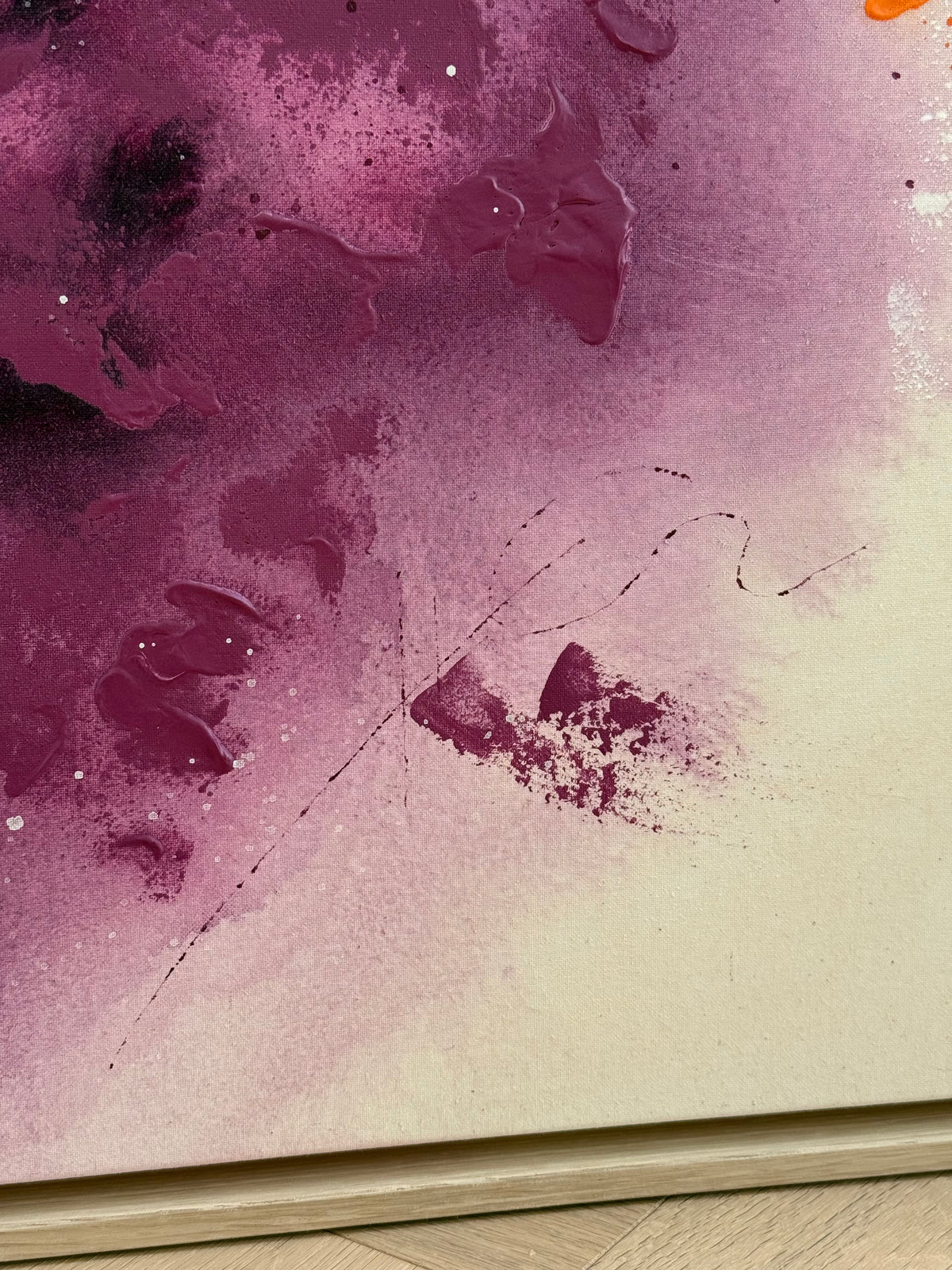 Detail von A LATE SUMMER THOUGHT mit weich auslaufendem Malvenviolett, plastischen Farbspuren und feinen dunklen Linien auf naturfarbener Leinwand.