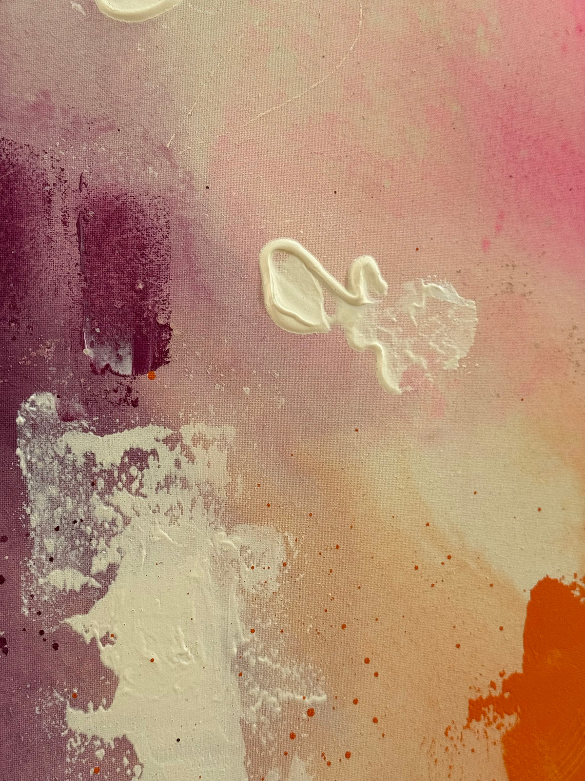 Zarte Farbübergänge in der Bildmitte von A LATE SUMMER THOUGHT mit Offwhite, Creme, Malvenviolett und Orange sowie sichtbarer Leinwandstruktur.