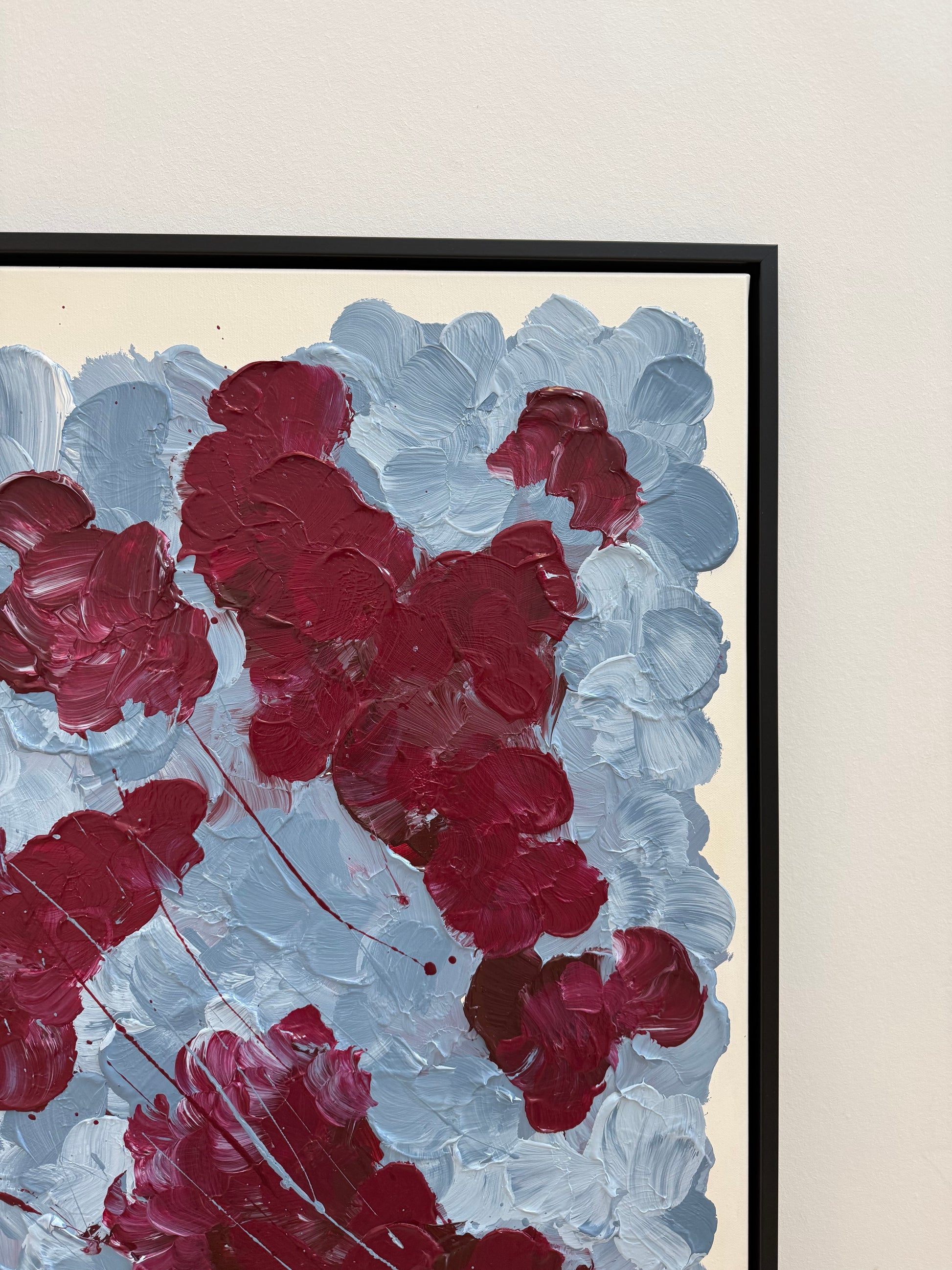 Ausschnitt von FLORALS #14 mit abstrakter floraler Komposition in Bordeaux, Graublau und Off-White