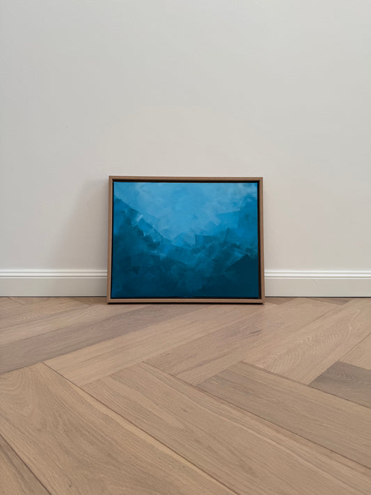 Abstraktes Acrylkunstwerk „BLUE“ in Blautönen, gerahmt in Naturholz, an heller Wand auf Holzboden platziert.