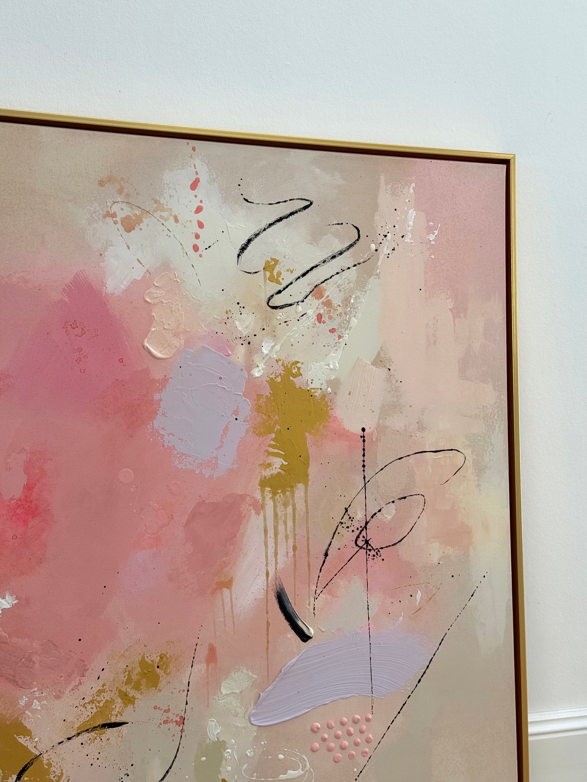 Detailansicht des abstrakten Acrylbildes CARE FOR YOUR SOUL aus der TRACES SERIES in Beige, Champagner, Altrosa, Hellrosa, Flieder, Gold und Schwarz, handgemalt mit feiner Strukturpaste auf Leinwand, mit sichtbarer Textur, expressiven Linien und goldenem Schattenfugenrahmen.
