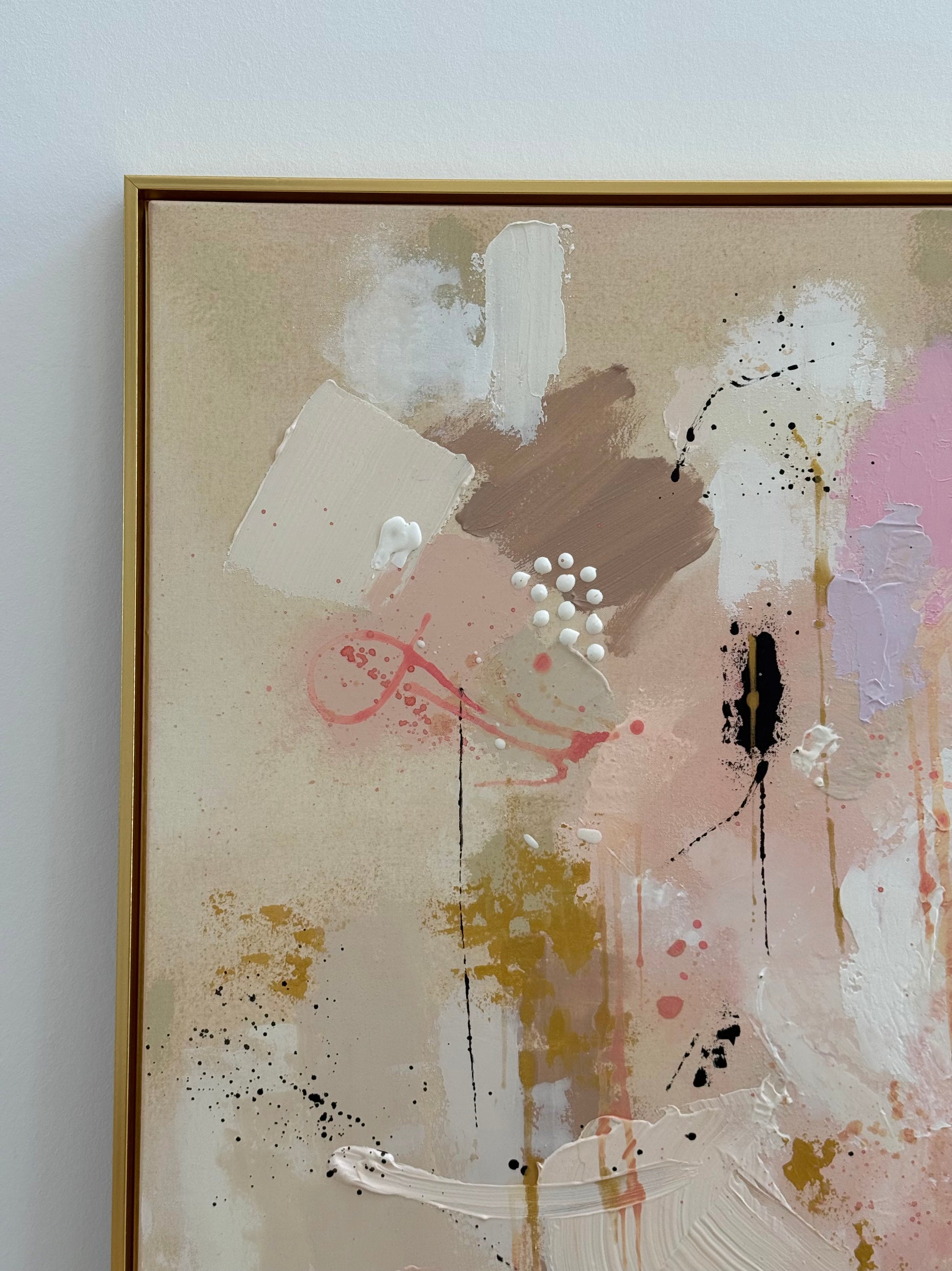 Detailaufnahme des abstrakten Kunstwerks CARE FOR YOUR SOUL aus der TRACES SERIES mit Beige-, Champagner-, Altrosa-, Hellrosa-, Gold- und Schwarztönen, handgemalt mit Acryl und feiner Strukturpaste auf Leinwand, mit sichtbarer Textur, Linien und goldener Rahmung.