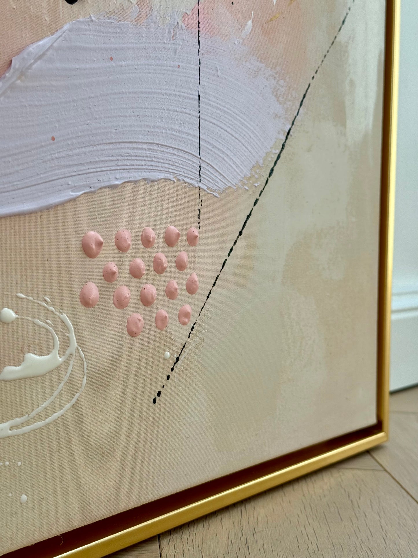 Detailaufnahme des abstrakten Kunstwerks CARE FOR YOUR SOUL aus der TRACES SERIES mit Beige, Champagner, Altrosa, Hellrosa, Flieder und Schwarz, handgemalt mit Acryl und feiner Strukturpaste auf Leinwand, mit rosafarbener Textur, feinen Linien und goldenem Schattenfugenrahmen.