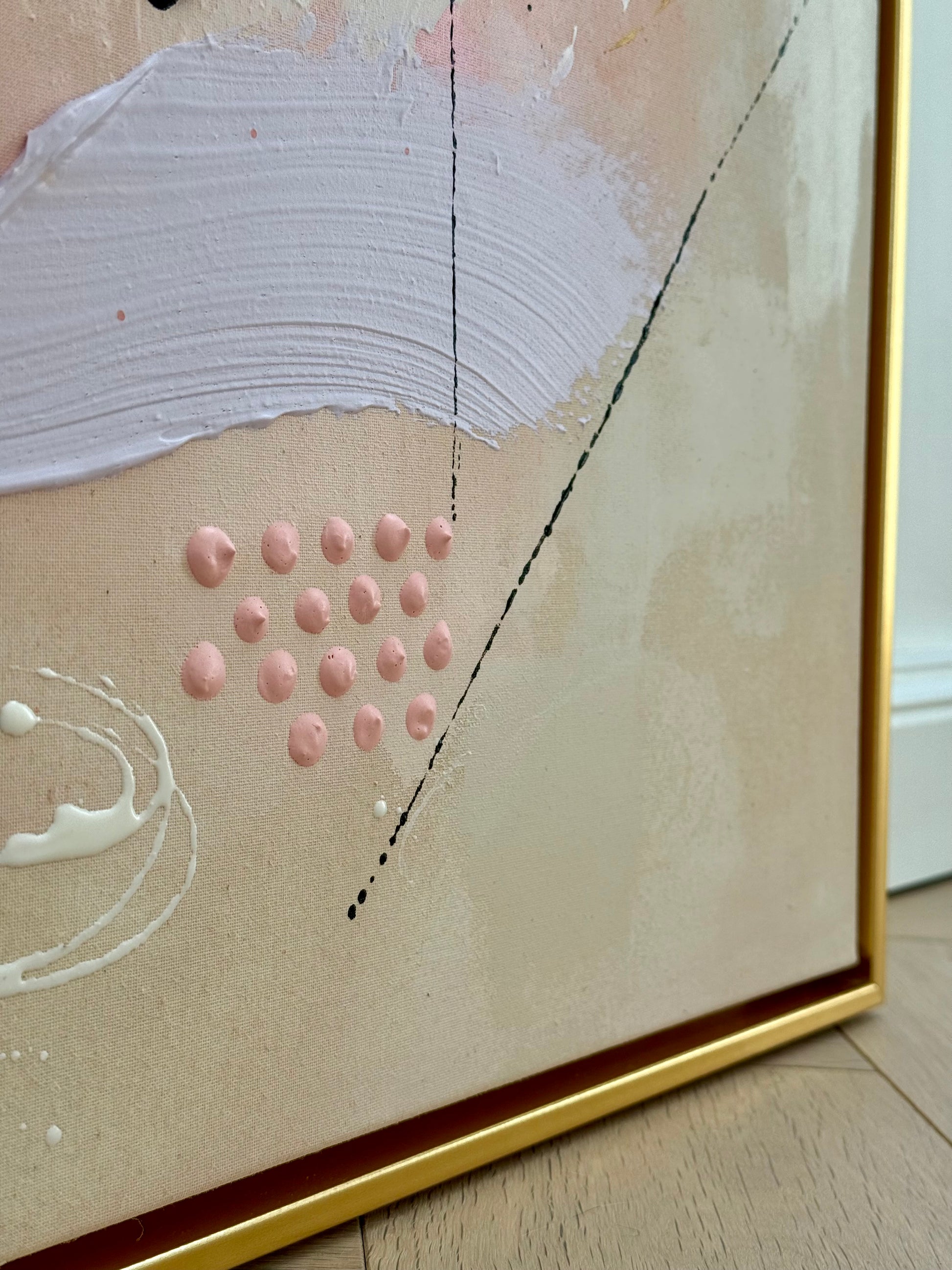 Detailaufnahme des abstrakten Kunstwerks CARE FOR YOUR SOUL aus der TRACES SERIES mit Beige, Champagner, Altrosa, Hellrosa, Flieder und Schwarz, handgemalt mit Acryl und feiner Strukturpaste auf Leinwand, mit rosafarbener Textur, feinen Linien und goldenem Schattenfugenrahmen.