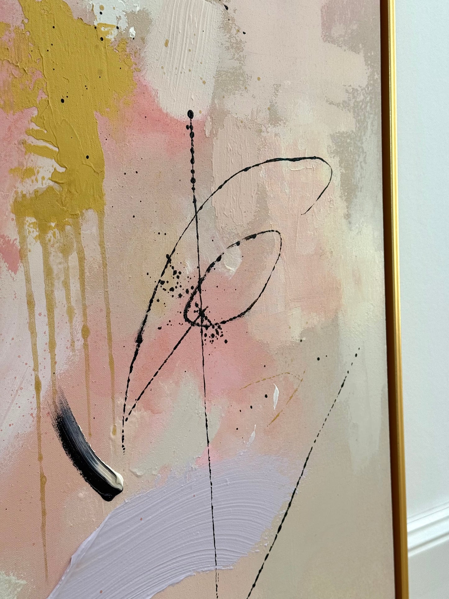 Detailaufnahme des abstrakten Kunstwerks CARE FOR YOUR SOUL aus der TRACES SERIES mit Beige, Champagner, Altrosa, Hellrosa, Flieder, Gold und Schwarz, handgemalt mit Acryl und feiner Strukturpaste auf Leinwand, mit expressiver Linienführung, sichtbarer Textur und goldenem Schattenfugenrahmen.