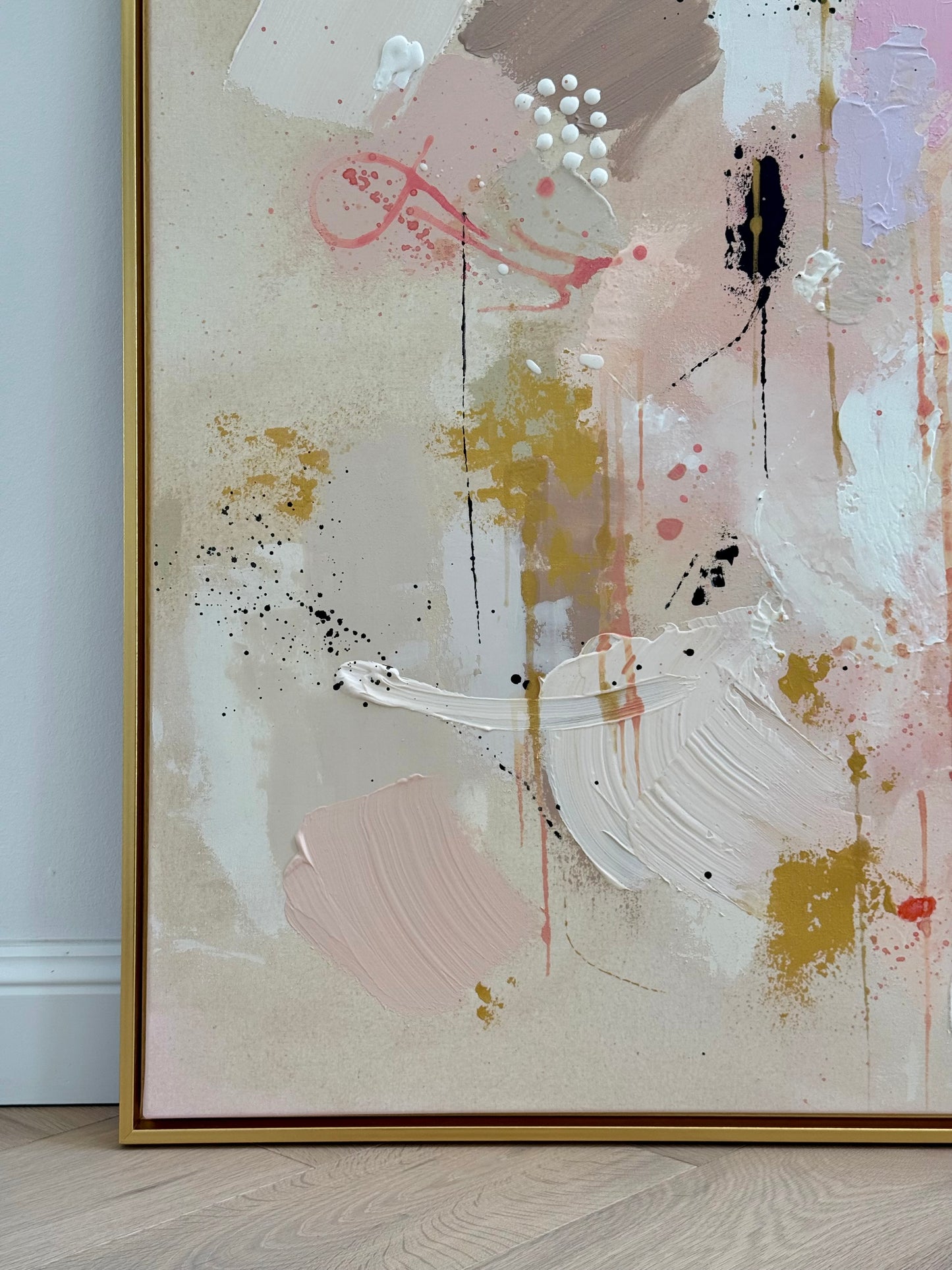 Detailbild des abstrakten Kunstwerks CARE FOR YOUR SOUL aus der TRACES SERIES mit Beige, Offwhite, Altrosa, Hellrosa, Gold und Schwarz, handgemalt mit Acryl und feiner Strukturpaste auf Leinwand, mit sichtbarer Textur, Farbsprenkeln, feinen Linien und goldenem Schattenfugenrahmen.
