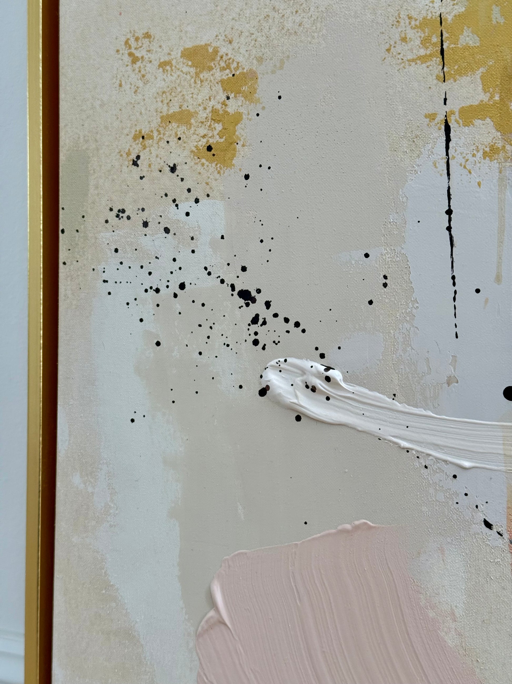 Makroaufnahme des abstrakten Kunstwerks CARE FOR YOUR SOUL aus der TRACES SERIES mit Beige, Offwhite, Gold, Schwarz und zartem Rosa, handgemalt mit Acryl und feiner Strukturpaste auf Leinwand, mit sichtbarer Textur, Farbsprenkeln und goldenem Schattenfugenrahmen.