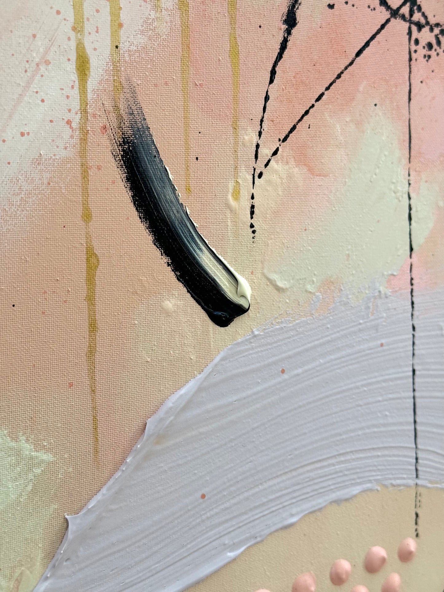 Makroaufnahme des abstrakten Kunstwerks CARE FOR YOUR SOUL aus der TRACES SERIES mit Beige, Altrosa, Hellrosa, Flieder, Gold und Schwarz, handgemalt mit Acryl und feiner Strukturpaste auf Leinwand, mit sichtbarer Textur, Pinselspuren und expressiver Linienführung.