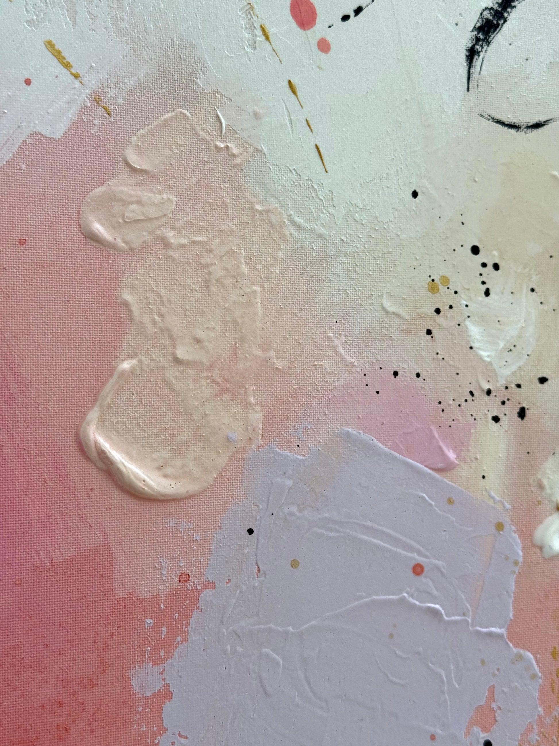 Makrodetail des abstrakten Kunstwerks CARE FOR YOUR SOUL aus der TRACES SERIES mit Beige, Altrosa, Hellrosa, Flieder, Gold und Schwarz, handgemalt mit Acryl und feiner Strukturpaste auf Leinwand, mit sichtbarer Textur, sanften Farbflächen und feinen Sprenkeln.