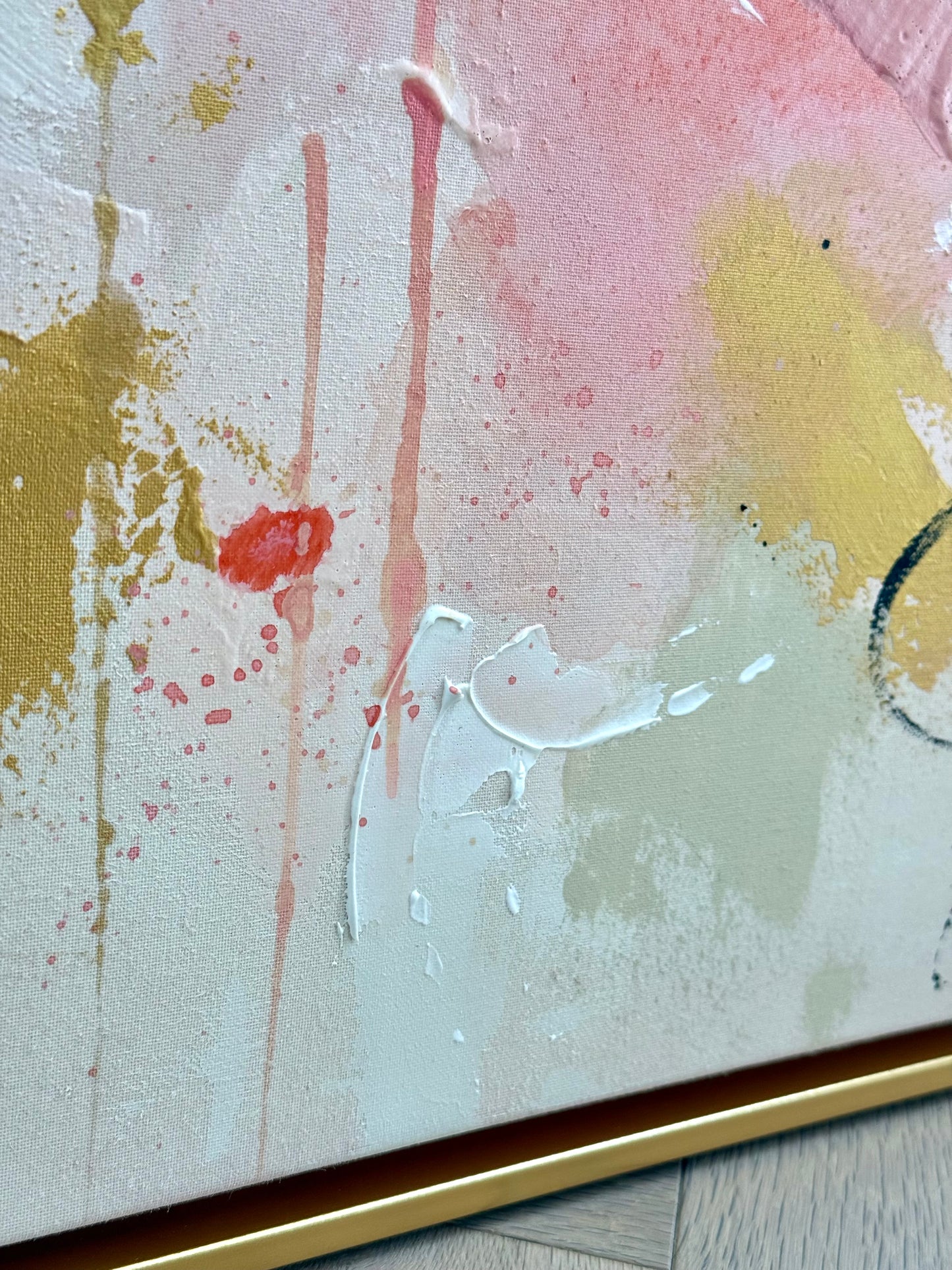 Makrodetail des abstrakten Kunstwerks CARE FOR YOUR SOUL aus der TRACES SERIES mit Beige, Altrosa, Hellrosa, Gold und Schwarz, handgemalt mit Acryl und feiner Strukturpaste auf Leinwand, mit sichtbarer Textur, Farbverläufen, Sprenkeln und goldenem Schattenfugenrahmen.