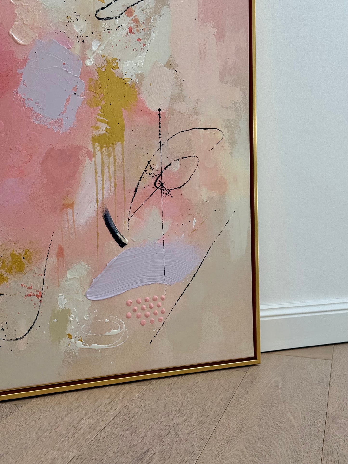 Nahaufnahme des abstrakten Kunstwerks CARE FOR YOUR SOUL aus der TRACES SERIES mit Altrosa, Hellrosa, Beige, Gold, Flieder und Schwarz, handgemalt mit Acryl und feiner Strukturpaste auf Leinwand, mit sichtbarer Textur, feinen Linien und goldenem Schattenfugenrahmen.