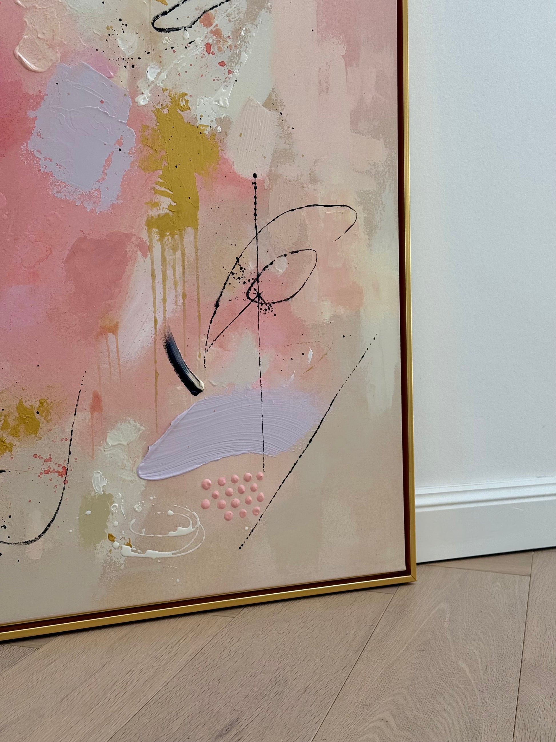 Nahaufnahme des abstrakten Kunstwerks CARE FOR YOUR SOUL aus der TRACES SERIES mit Altrosa, Hellrosa, Beige, Gold, Flieder und Schwarz, handgemalt mit Acryl und feiner Strukturpaste auf Leinwand, mit sichtbarer Textur, feinen Linien und goldenem Schattenfugenrahmen.