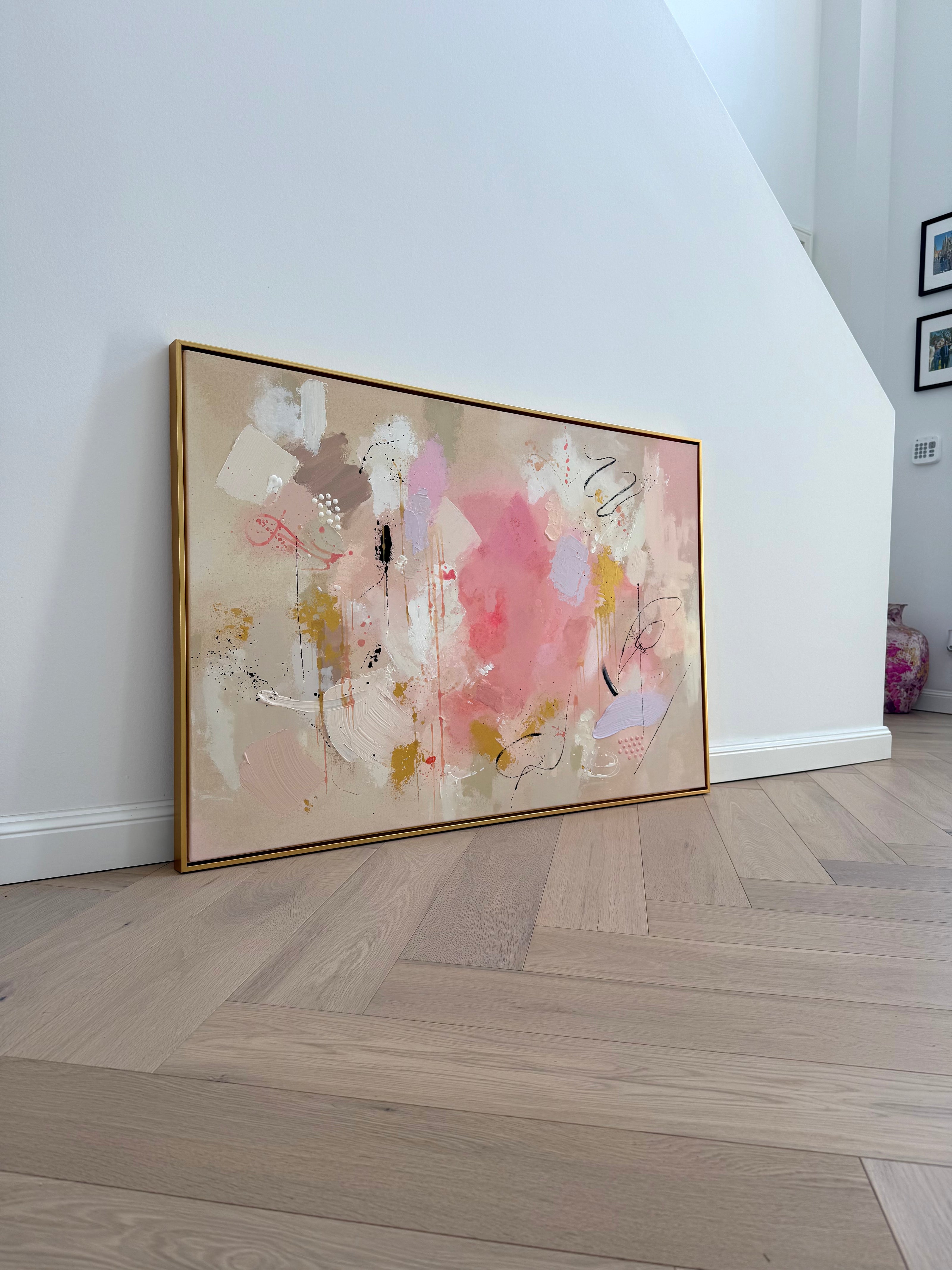 Abstraktes Acrylbild CARE FOR YOUR SOUL aus der TRACES SERIES in Beige, Champagner, Altrosa, Hellrosa, Gold und Schwarz, handgemalt auf Leinwand mit feiner Strukturpaste und goldenem Schattenfugenrahmen, als modernes Statement Piece im Interior.