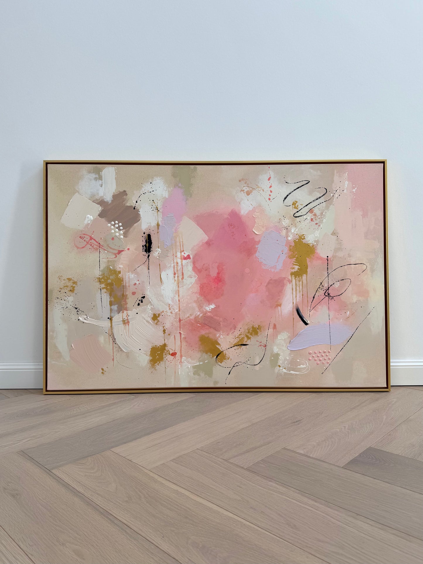 Großformatiges abstraktes Kunstwerk CARE FOR YOUR SOUL aus der TRACES SERIES in Beige, Champagner, Altrosa, Hellrosa, Flieder, Gold und Schwarz, handgemalt mit Acryl und feiner Strukturpaste auf Leinwand, gerahmt im goldenen Schattenfugenrahmen.