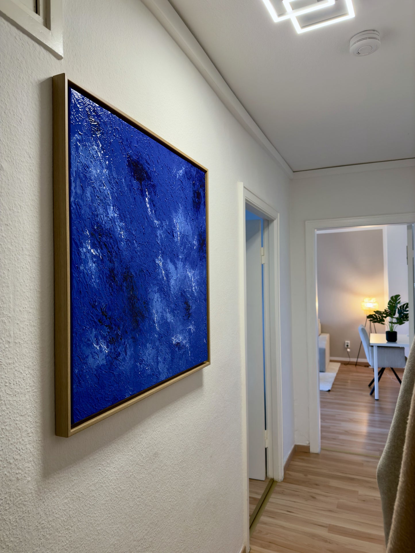 Abstraktes Acrylbild COBALT CURRENTS von Sophia Toschka – strukturiertes Kunstwerk in tiefem Kobaltblau mit sichtbarer Textur und Schichten aus der TRACES Serie