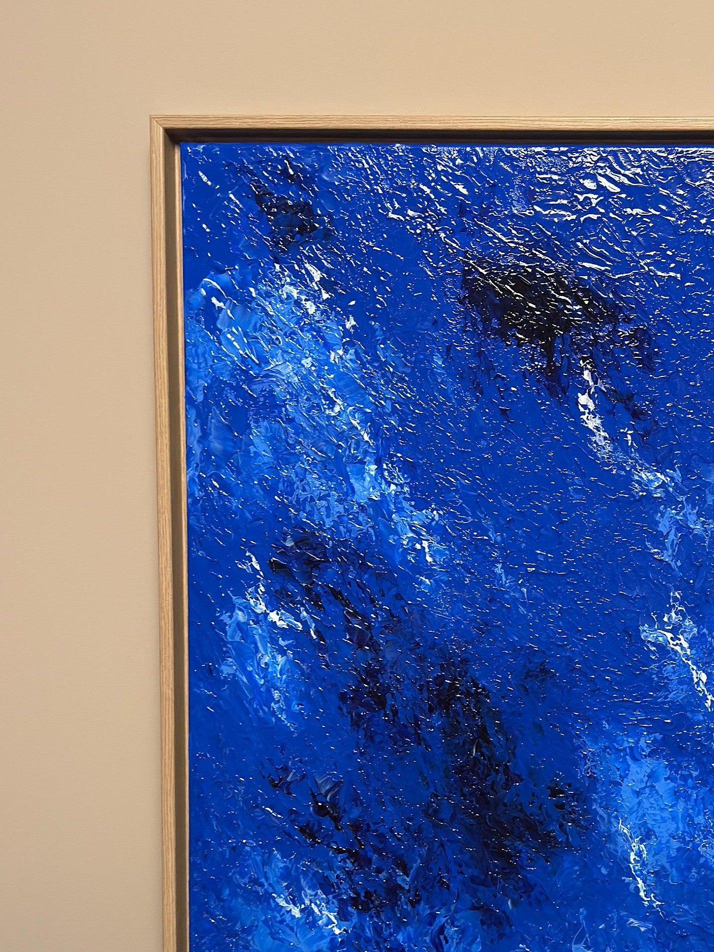 Detailaufnahme des Kunstwerkes COBALT CURRENTS von Sophia Toschka – strukturiertes Acrylbild in tiefem Kobaltblau mit sichtbarer Textur und weißen sowie dunkellila Akzenten. Kusntwerk aus der TRACES Serie