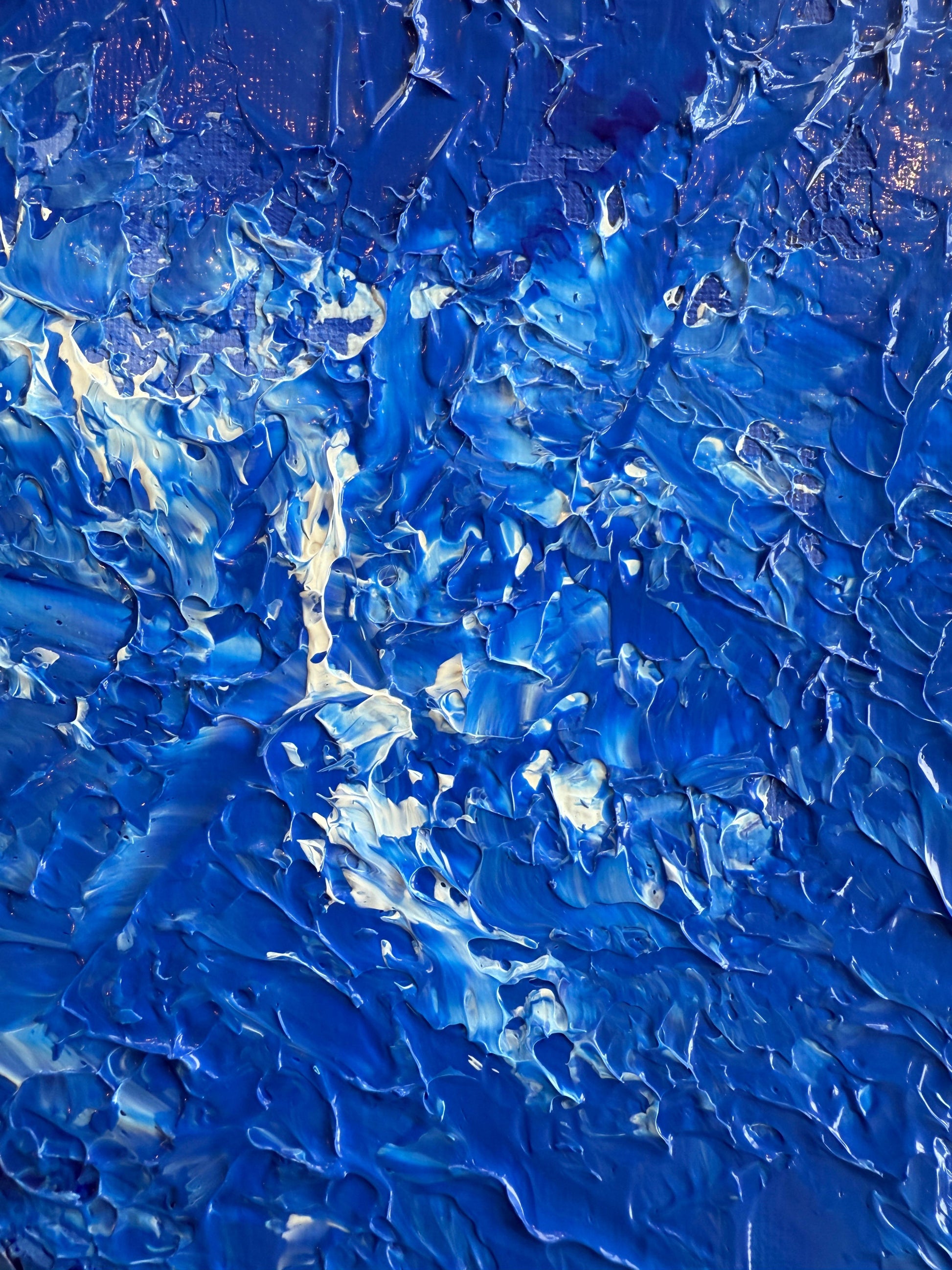 Abstraktes Acrylgemälde in intensiven Kobaltblau- und Weißtönen mit ausgeprägter Textur und sichtbaren Schichten, Detailaufnahme der strukturierten Oberfläche von COBALT CURRENTS, moderner Wandkunst für Interior Design