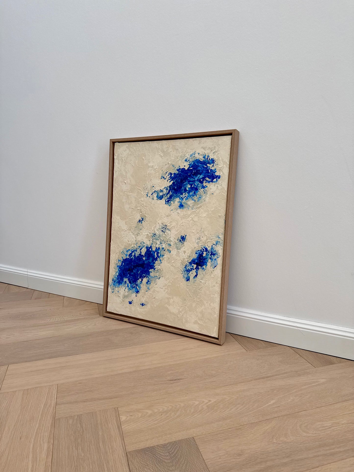 Strukturiertes abstraktes Acrylbild in Beige und Blau mit mehrschichtiger Oberfläche und ozeanischer Bewegung